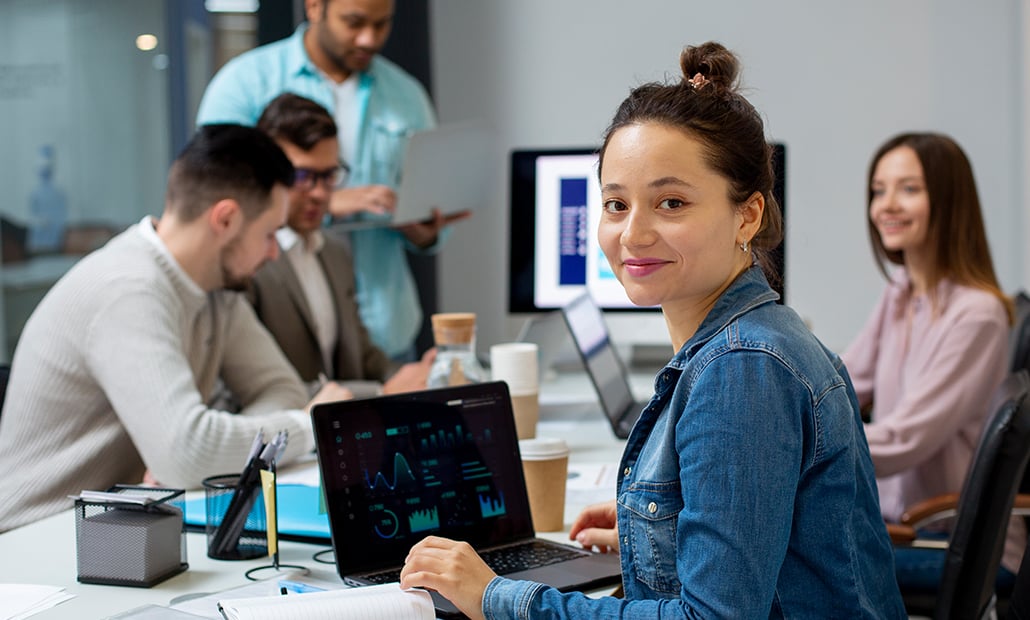 Equipe de tecnologia trabalhando com processos de segurança da informação