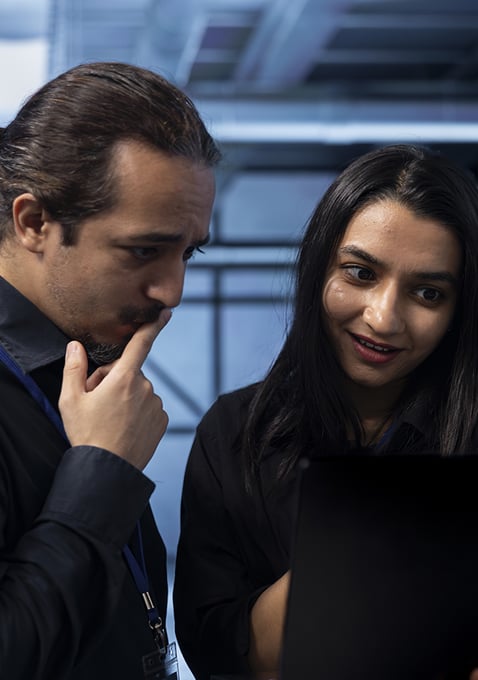 Especialistas analisando indicadores de segurança da informação em um data center